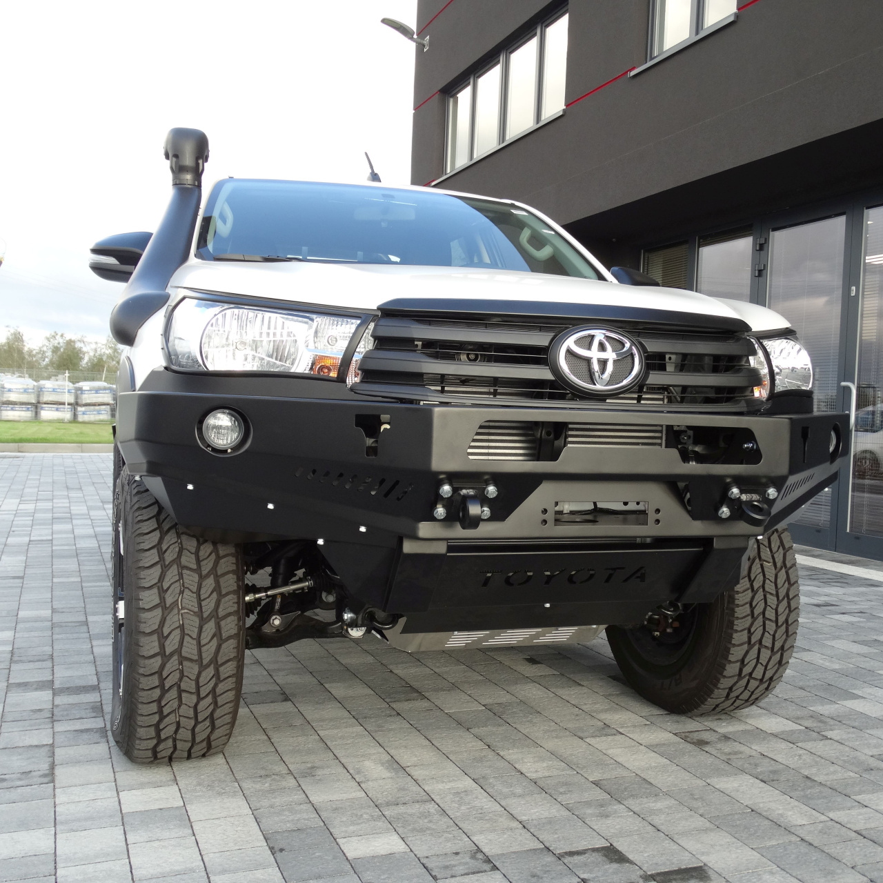 ZDERZAK PRZEDNI BEZ BULLBARA DO TOYOTY HILUX REVO 2016